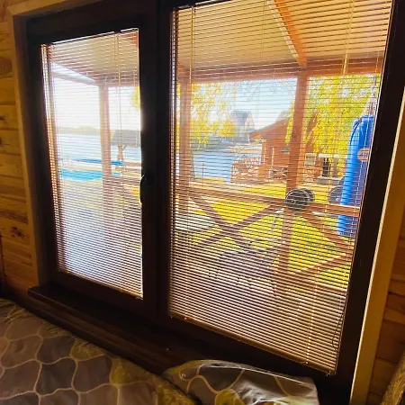 домик у озера с мангалом и террасой Homestay Kyiv