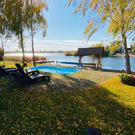 Homestay домик у озера с мангалом и террасой